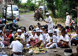 Burial ritual in the middle of the road at Budung